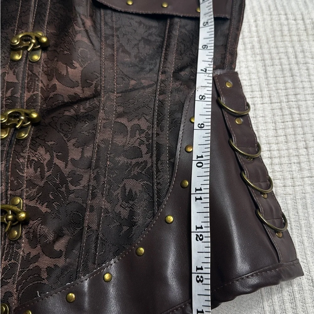 Vintage Corset with Buckle Details - Picture 9 of 10